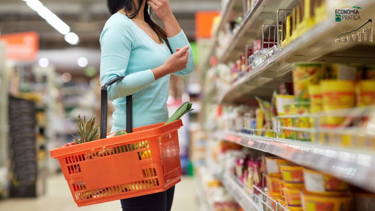 mulher fazendo compras no supermercado economizando