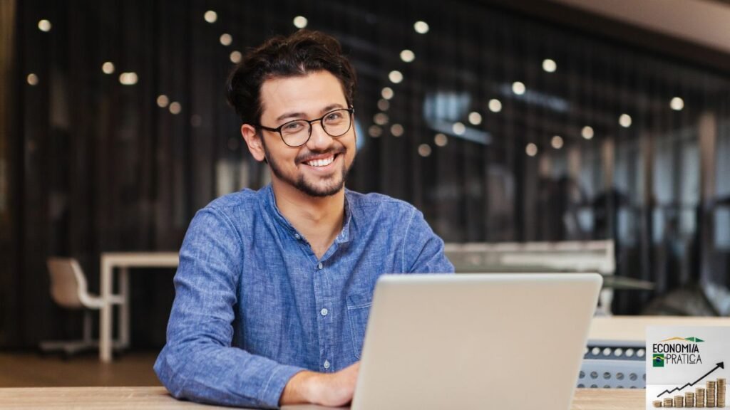 homem usando notebook e criando renda passiva online