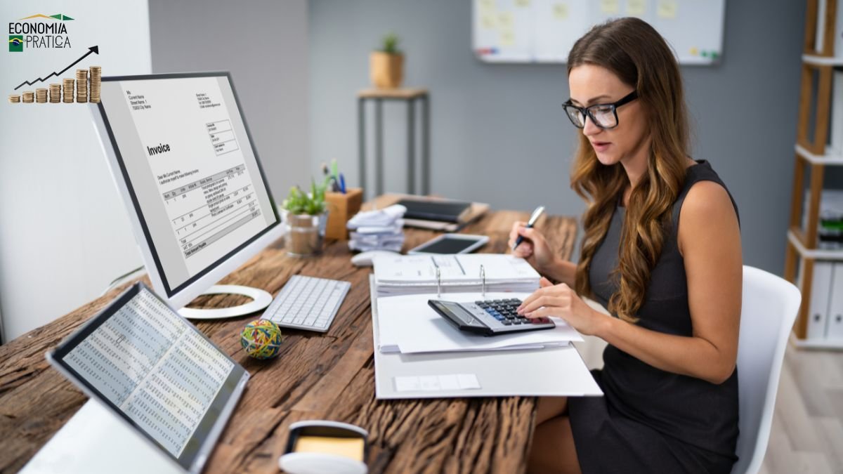 mulher analisando contas para sair das dívidas